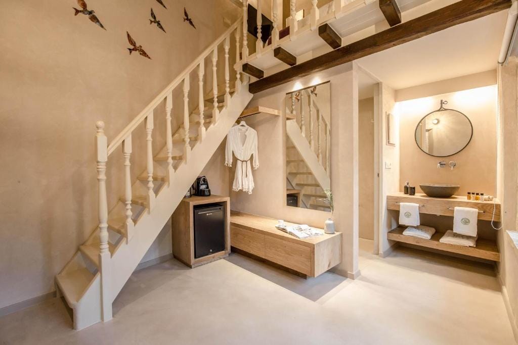 J&G Suites — 3
