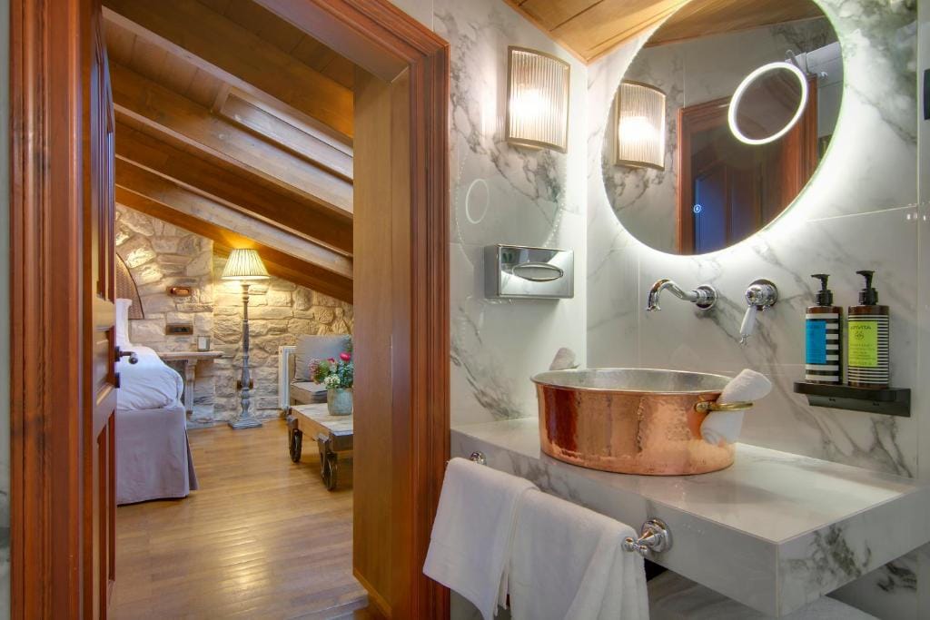 ARCHONTARIKI Historic Boutique Hotel — 3