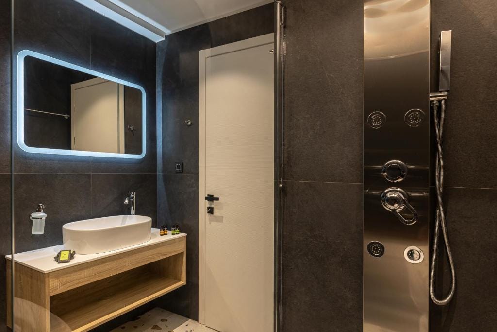 CITY HILL Luxury Apartments — 3