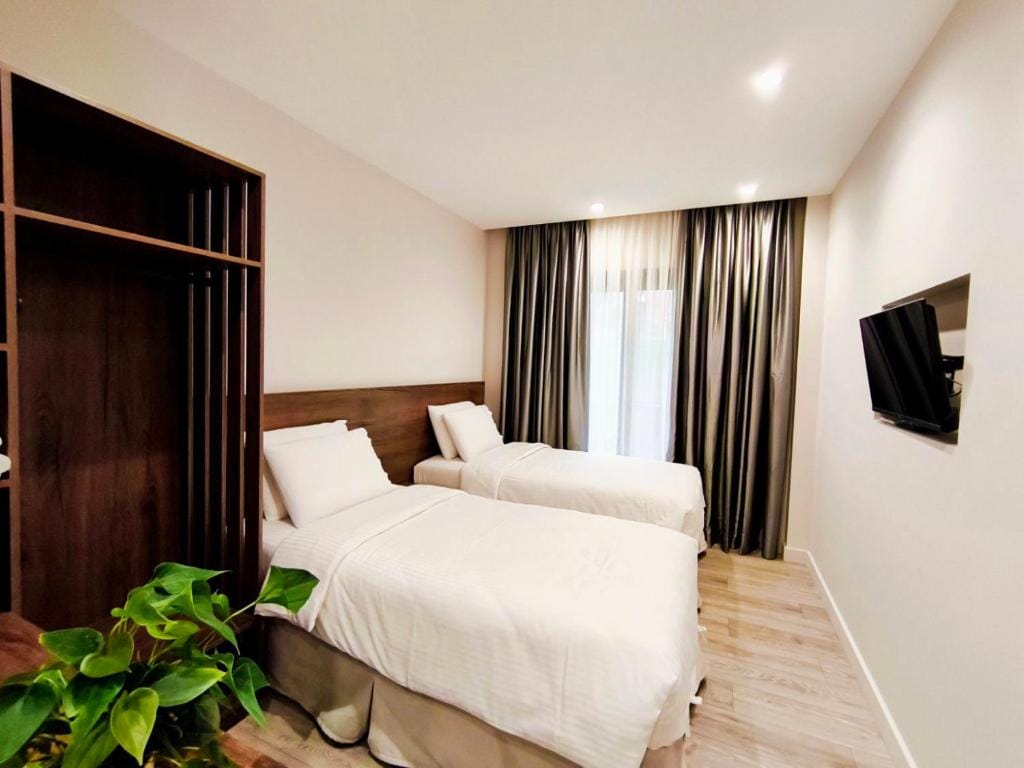 D Suites & Rooms — 2