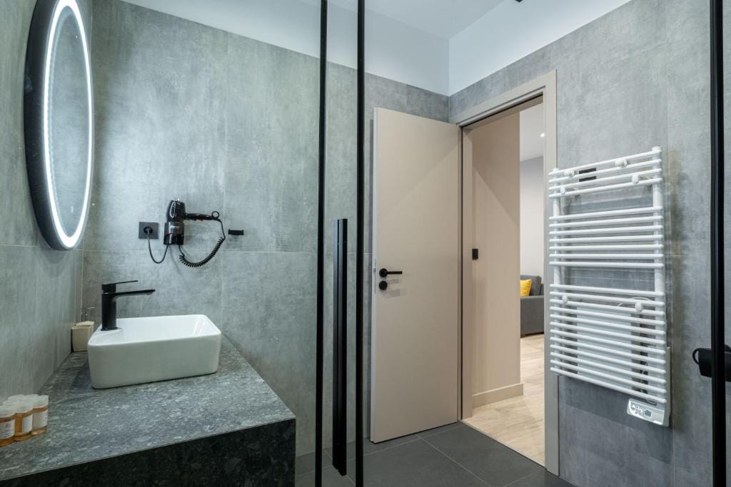 D Suites & Rooms — 3