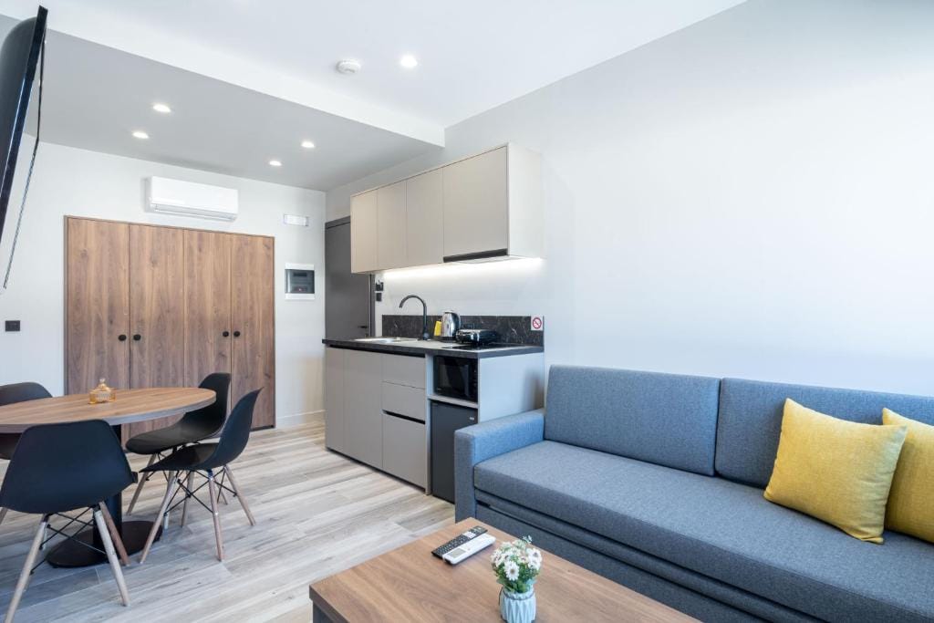D Suites & Rooms — 4