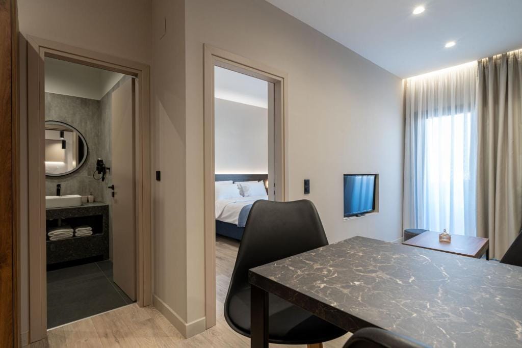 D Suites & Rooms — 5