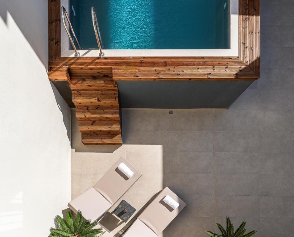 Dea Del Porto Signature Suites — 2