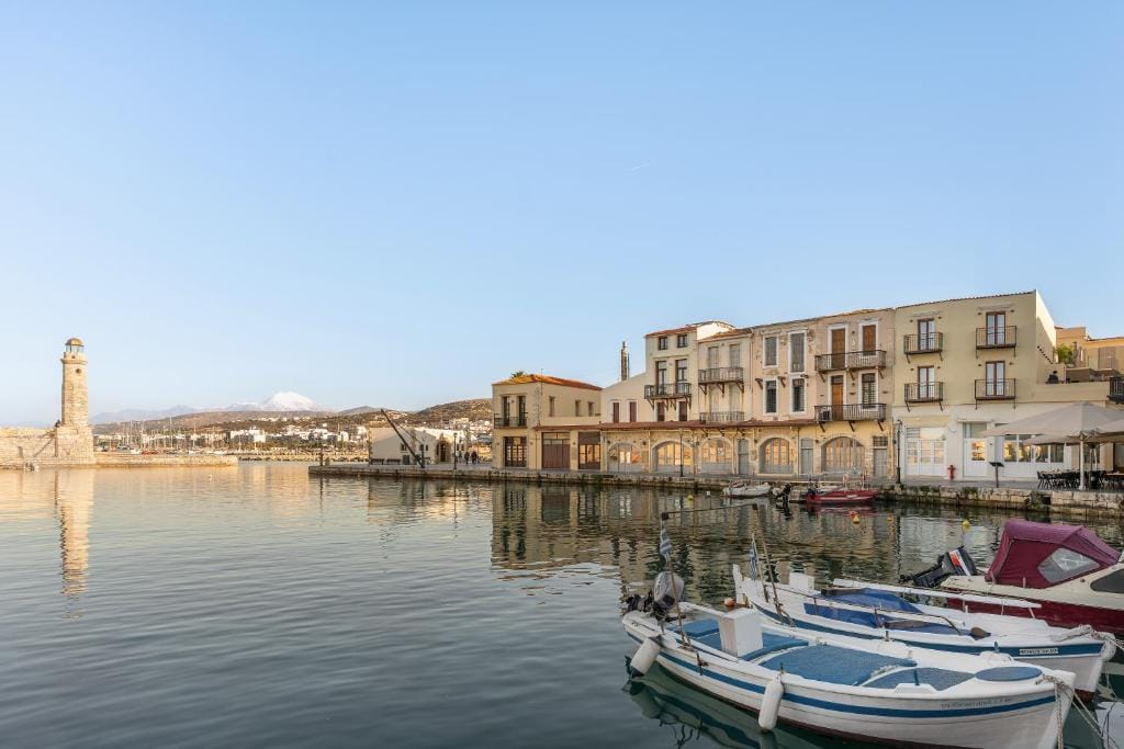 Dea Del Porto Signature Suites — 5