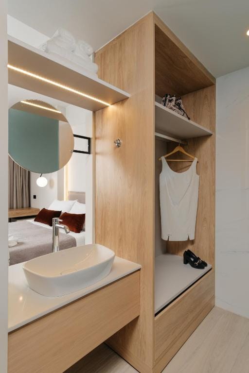 The City Hotel & Suites — 3